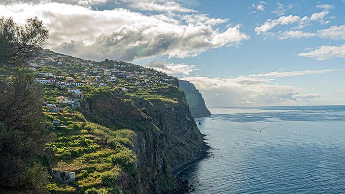 Flugreise nach Madeira vom 21. bis 28. November 2026 Blick über ein Dorf an der Steilküste auf Madeira