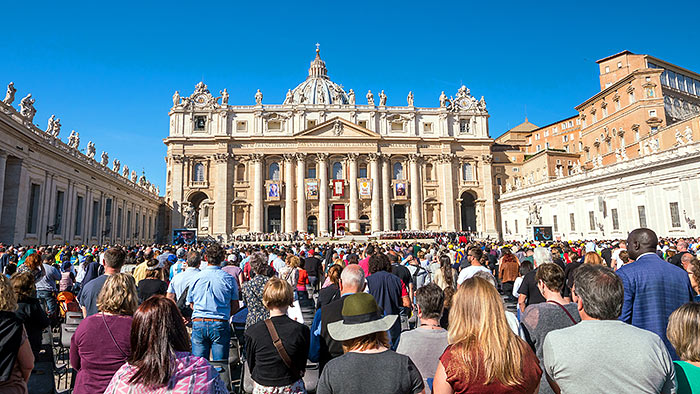 Flugreise nach Rom vom 8. bis 13. November 2026 Gläubige und Besucher auf dem Petersplatz in Rom