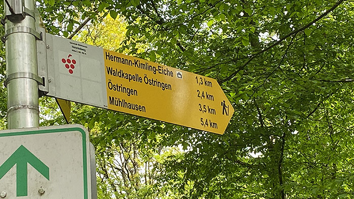 Gelbes Wanderschild auf dem Jakobsweg zwischen Dühren und Östringen