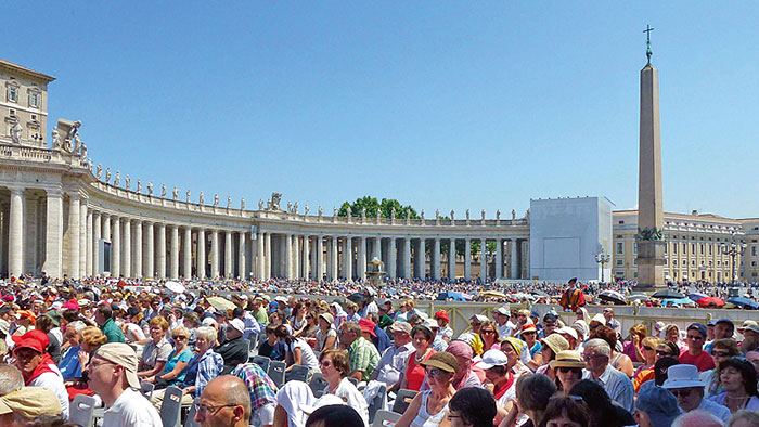 Gläubige und Besucher auf dem Petersplatz in Rom