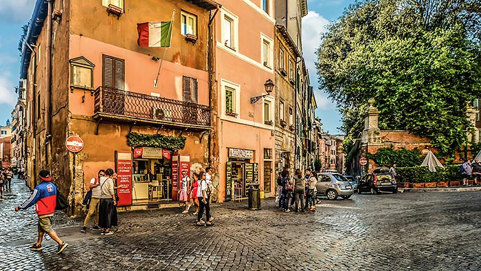 Straßenszene im trendigen Bohème-Viertel Trastevere in Rom