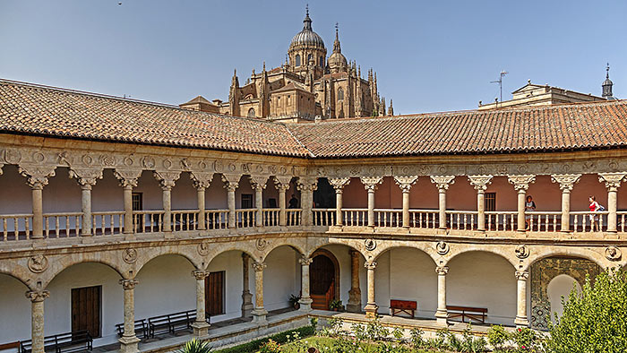 Kreuzgang im Kloster Las Dueñas, im Hintergrund Kathedrale von Salamanca/Spanien