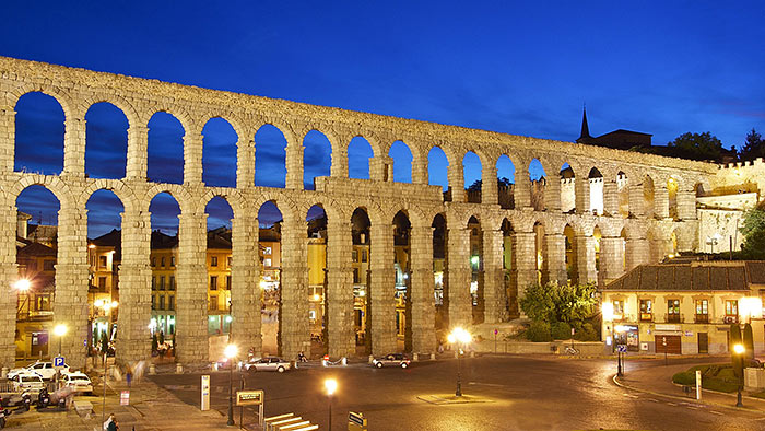 Zweistufiges römisches Aquädukt bei Nacht in Segovia/Spanien