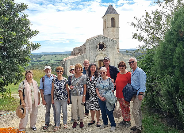 Reisegruppenbild vor einer kleinen Kapelle auf Sardinien